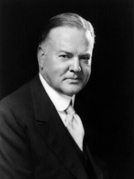 Czarno-białe zdjęcie Herberta Hoovera. To około pięćdziesięcioletni mężczyzna. Nosi białą koszulę, jasny krawat i czarną marynarkę. Jego twarz jest lekko zaokrąglona. Ma łagodne spojrzenie.