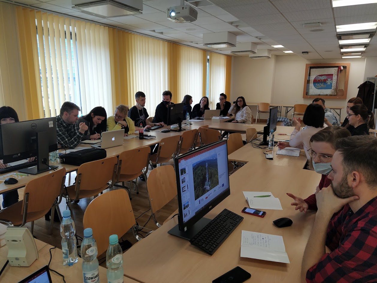 Sala szkoleniowa w urzędzie w Rzeszowie. Przy stołach siedzi dwadzieścia osób. Patrzą uważnie na ekrany komputerów z filmami do opisu.